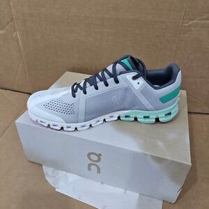 On Running Shoes men 9.5 Cloudflow Glacier